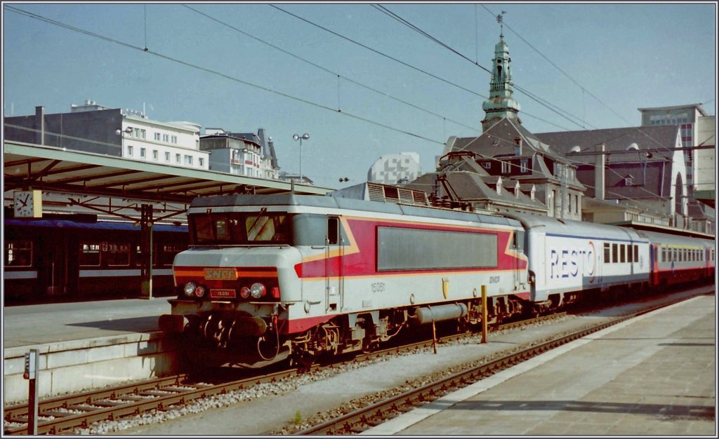 SNCF BB 15051 with an IC/EC Brussels - Switzerland in Luxembourg. 
scanned negative/13.05.1998