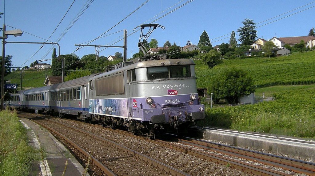 SNCF BB 25 254 wiht TER from Lyon to Geneva in Russin. 
05.08.2008