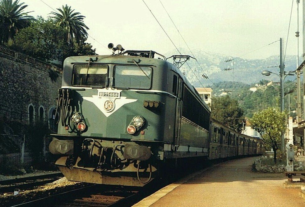 SNCF BB 25 658 with a RIO composition in Beaulieu sur mer. 
Summer 1987
(scanned analog photo)