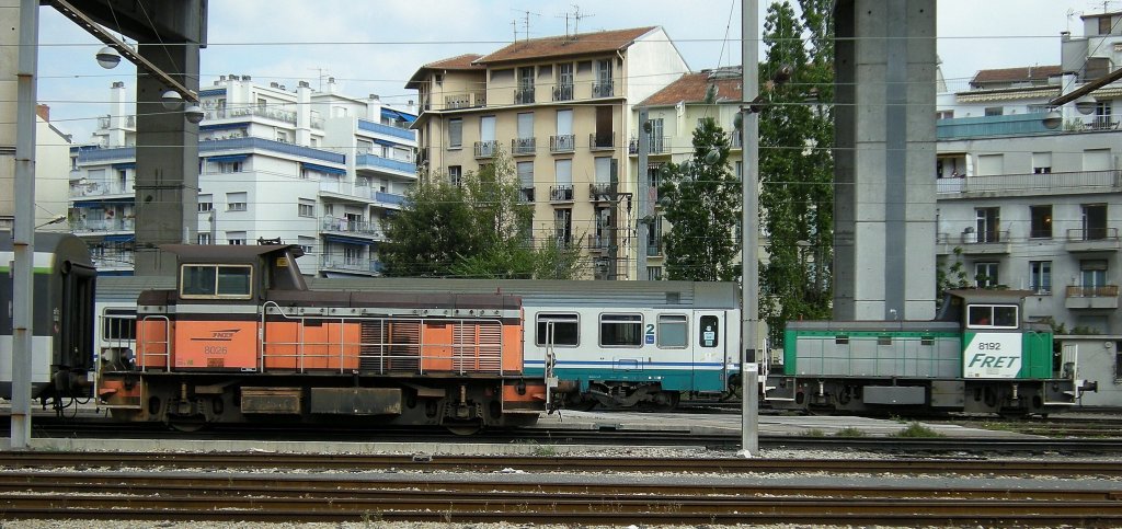 SNCF Y 8026 in oranges and  Y 8192 in cargo green with SNCF and FS/TI couches in Nice.
24.04.2009