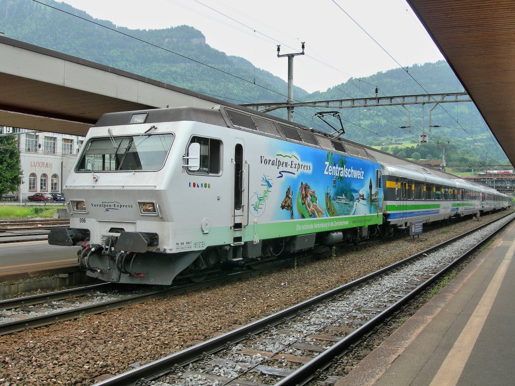 SOB Re 456 096-7 with the  Voralpenexpress  in Arth-Goldau. 
25.05.2007