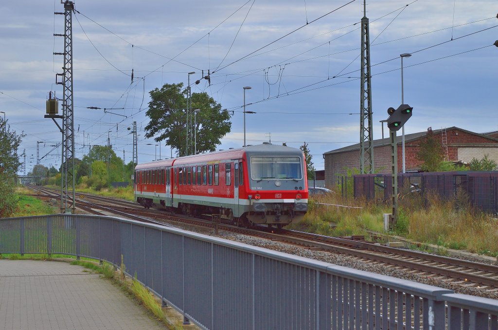 Sorry for this backshot of the diesel multiple unit, but I was to slow for an frontshot. The desteniebord tells not to step in. So this class 628 662 went through Nievenheim in direction Cologne. Wensday 3.10.2012