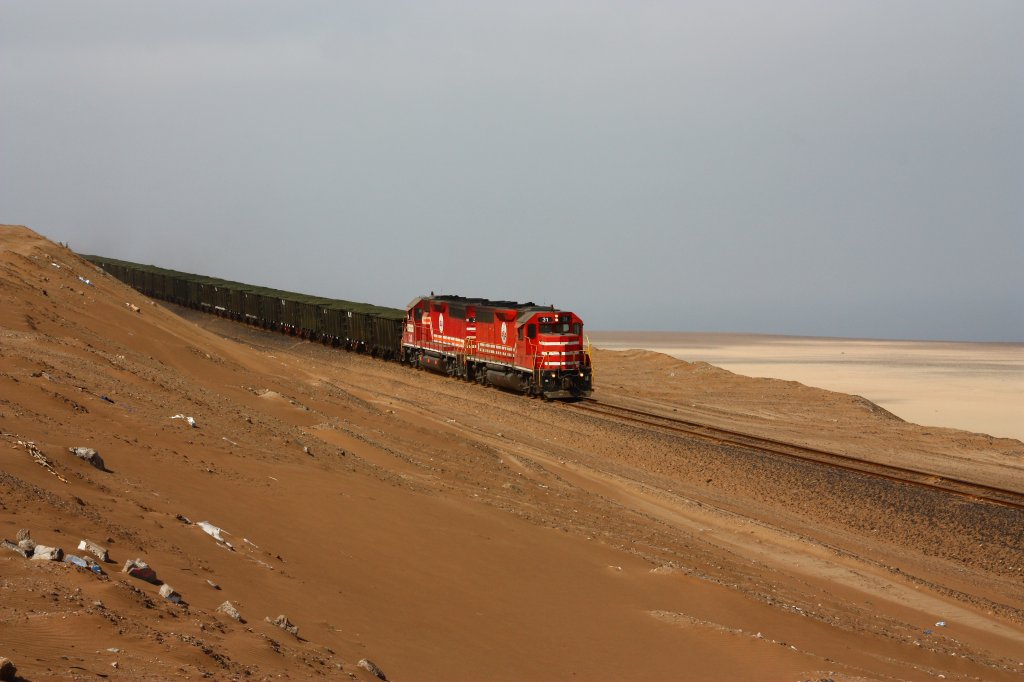 SPCC 31 & 33 ( both GP40 ) roll down towards Ilo