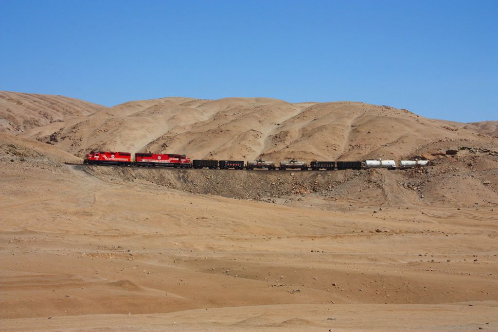 SPCC 32 ( GP40 ) and SPCC 61 ( SD70 ) work hard on their train towards the mines at Toquepala