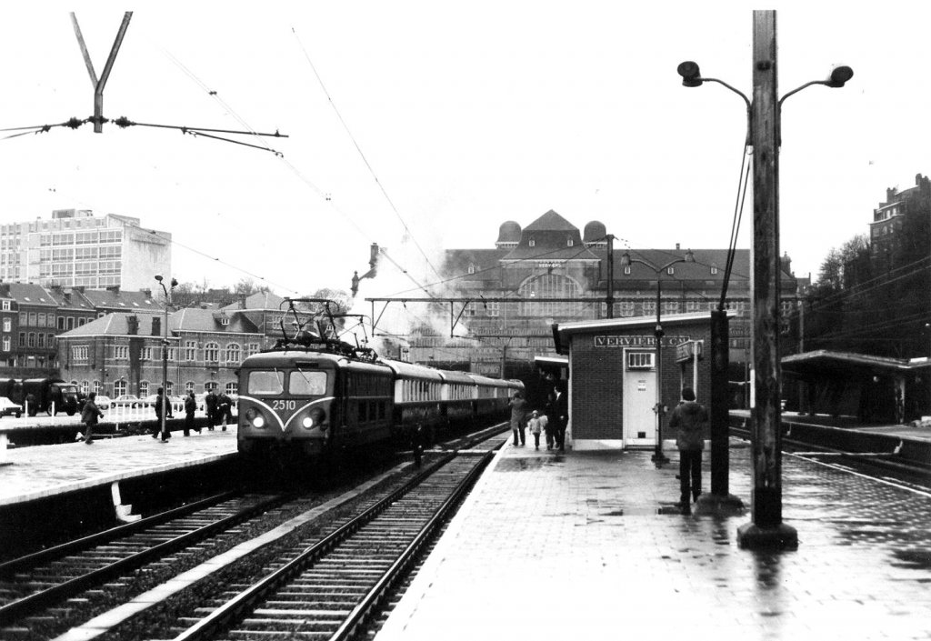 Special train with German Rheingold-carriages in Verviers-Central station. SNCB electric engine 2510 has just hauled the train from Aachen Hbf. Steam engine 29013 is ready to take over. Around 1980.