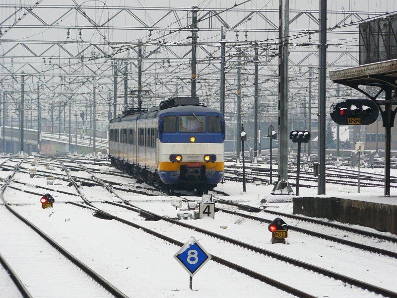 Sprinter entering Utrecht central station in the snow on 17-12-2009.

