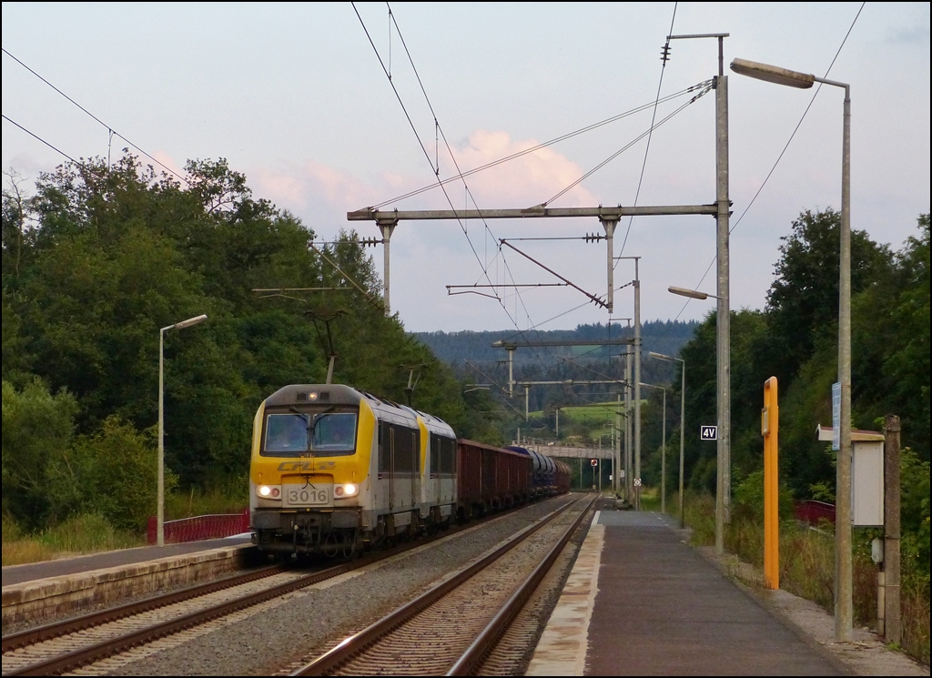 Srie 3000 double header is hauling an empty coal train through the station of Wilwerwiltz in the evening of August 21st, 2012.