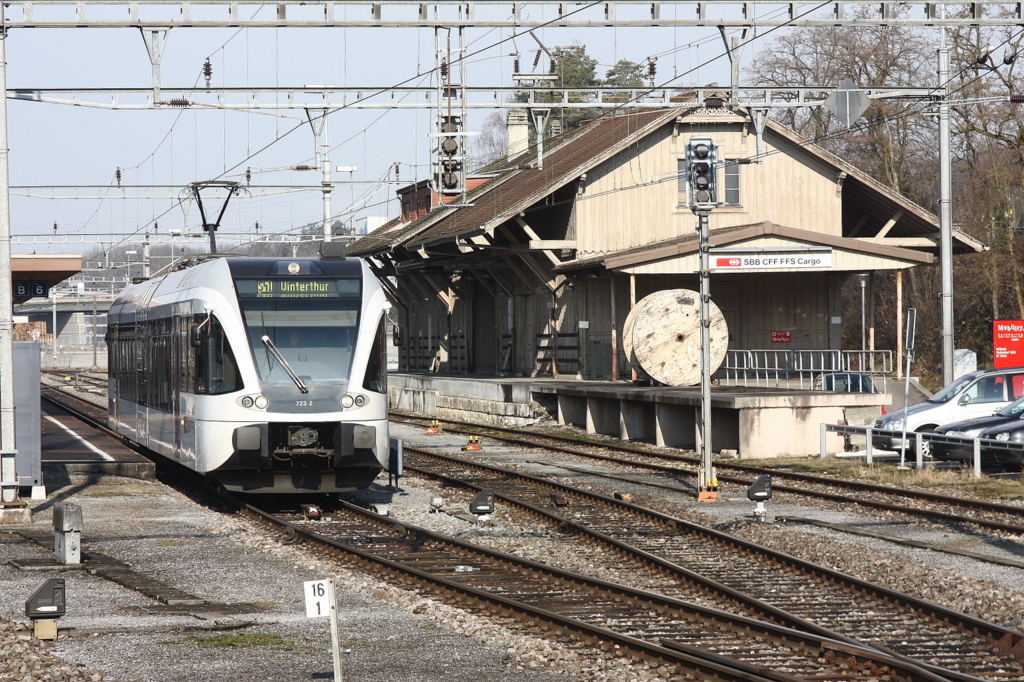 Stadler GTW leaving Buelach - note the nice freight shed in the background ...