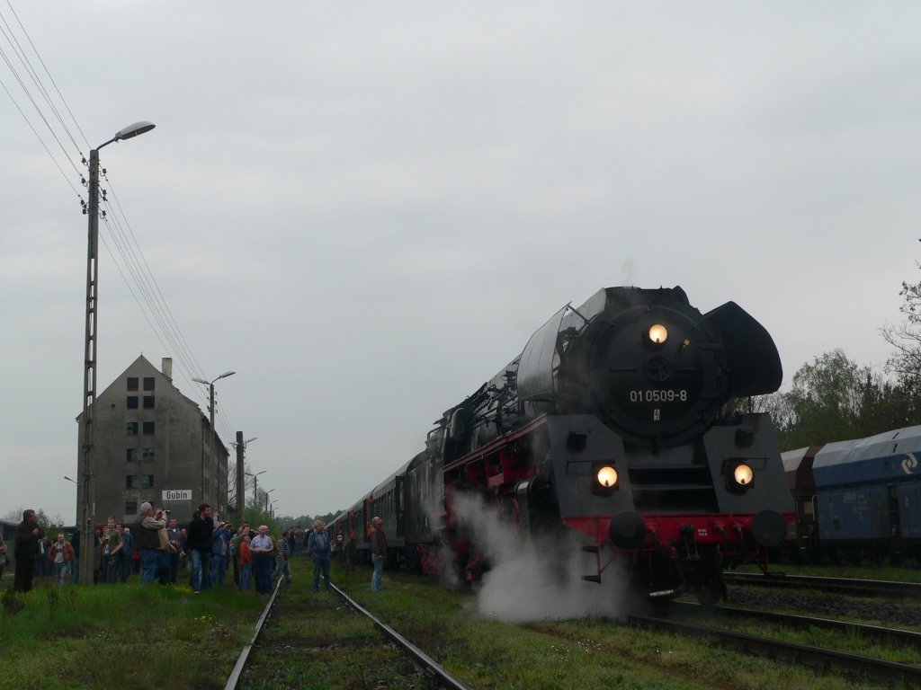 Steam locomotive 01 0509-8 with hisoric wagons in Guben, 2010-05-01