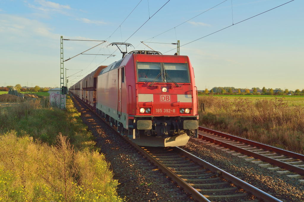 Straight in front of the plattform of Allerheiligen we'll see coming the class 185 392-8 of the DB AG with lots of empety coalcars in it's back.... 18.10.2012