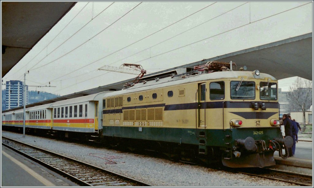 SZ 342-025 with a local train in Ljubljana. 
Mars 1995