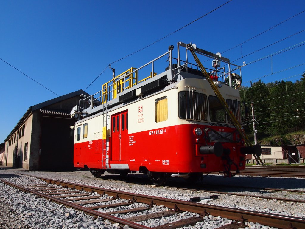 SZ 911 351 on Railway station Pivka at 2012:09:17