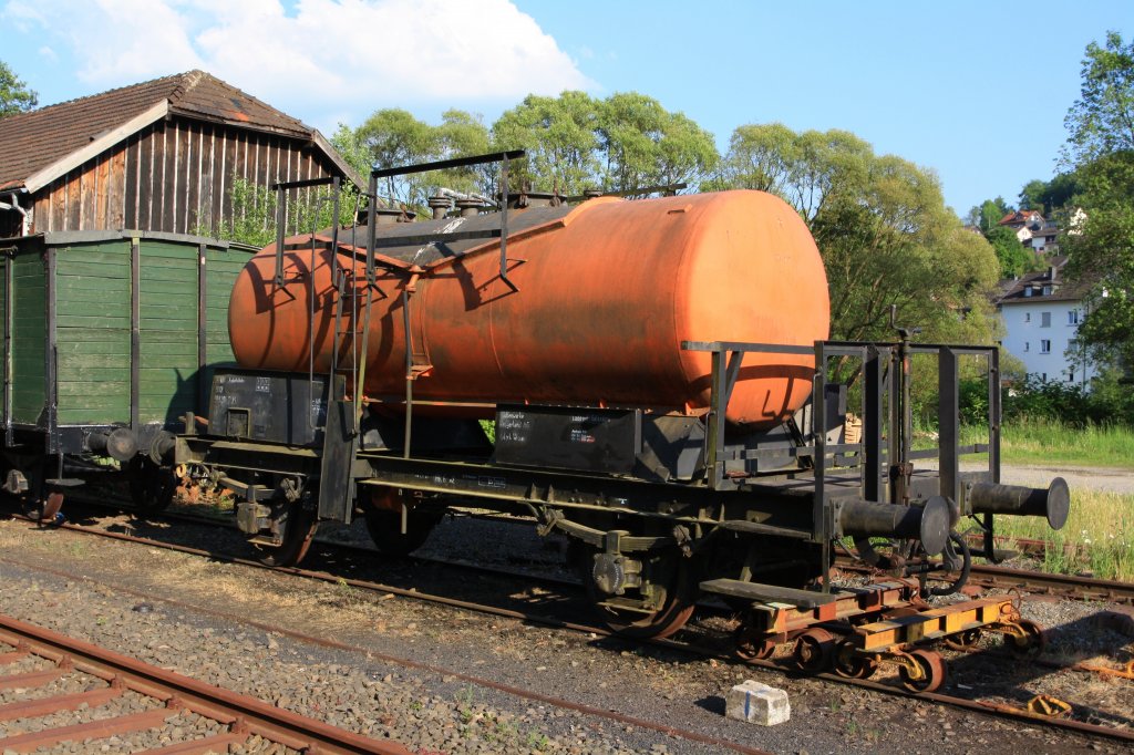 Tank Car (Zk 043) for hydrochloric acid, built in 1943, former private wagons of Httenwerke Siegerland AG, factory Wissen (later Hoesch Siegerlandwerke) on 21/05/2011 at the former station Niederfischbach (Asdorftalbahn).