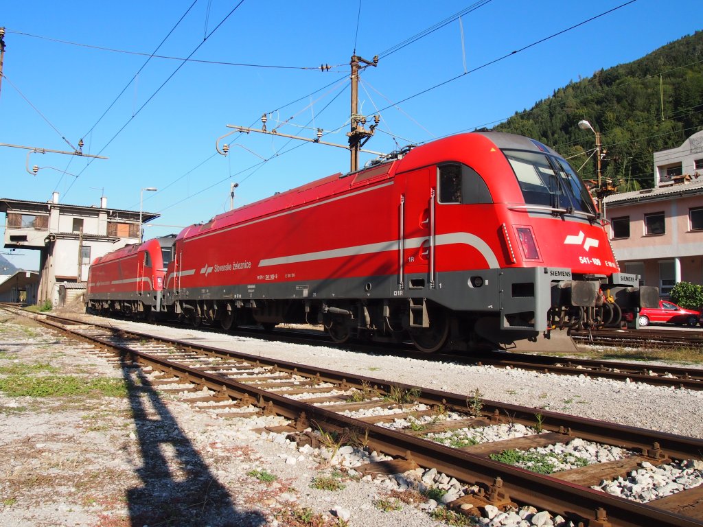 Taurus 541 109 + 005 on Railway station Jesenice at 2012:09:17