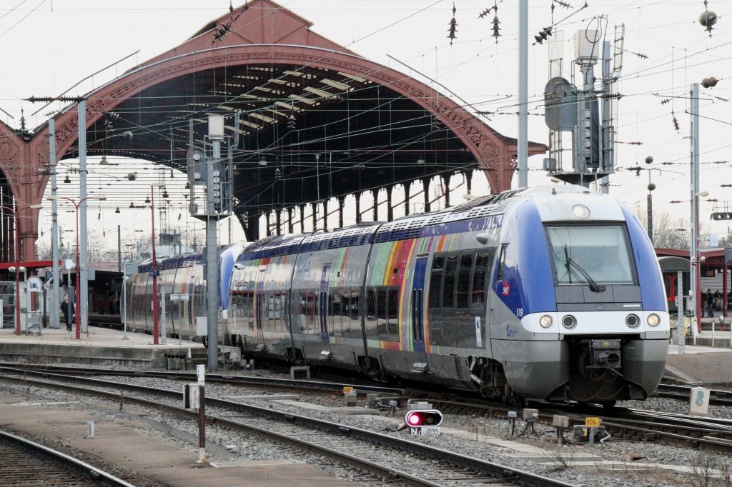 TER-Alsace (SNCF) X 76519 + 76601 on 18.03.2010 at strasbourg main station.