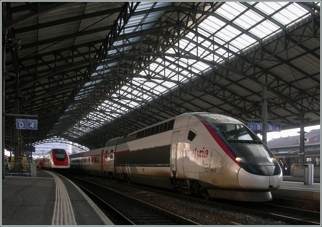 TGV Lyria 4413 in the new colour in Lausanne.
08.01.2013