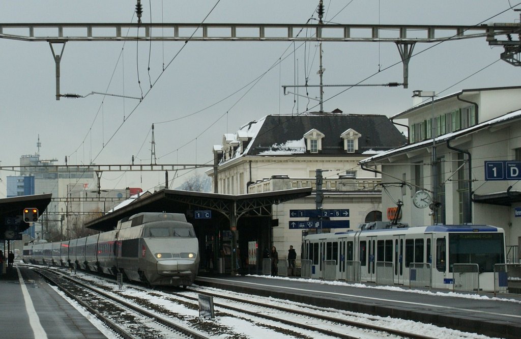 TGV to Paris meets Mtro (TSOL) in Renens VD.
21.12.2009