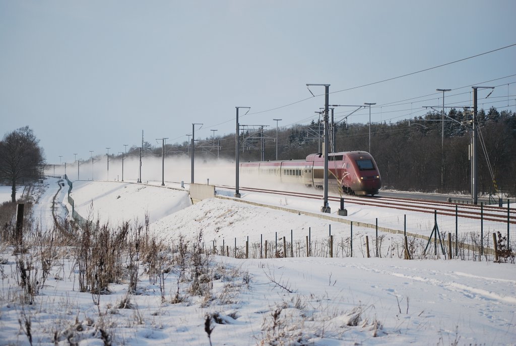 Thalys Paris-Cologne into powder snow in Grünhaut forest (January 2010), some days after the first Thalys units had been allowed to run on the new high speed track (Chênée-Walhorn).