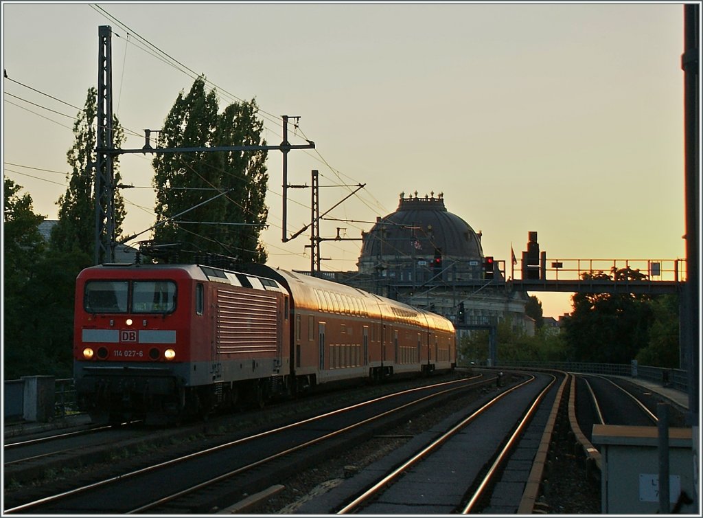 The 114 027-6 on the Stadtbahn by the Hackeschen Markt.
16.09.2012