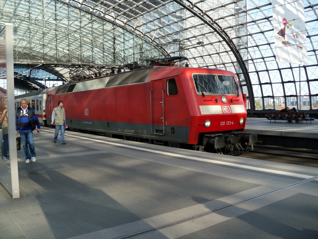 The 120 133-4 with Euro-Ctiy 340 from Krakow here in Berlin Central station on April 24th 2010.