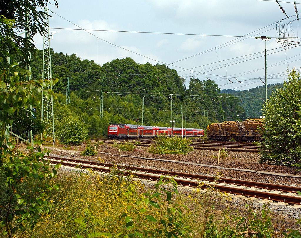 The 120 207-6 (ex 120 136-7) of the DB Regio with Rhein Sieg Express (RSX) Aachen - Kln - Siegen with 6 Double-deck cars. Here, just before the station Betzdorf/Sieg (13.07.2013).