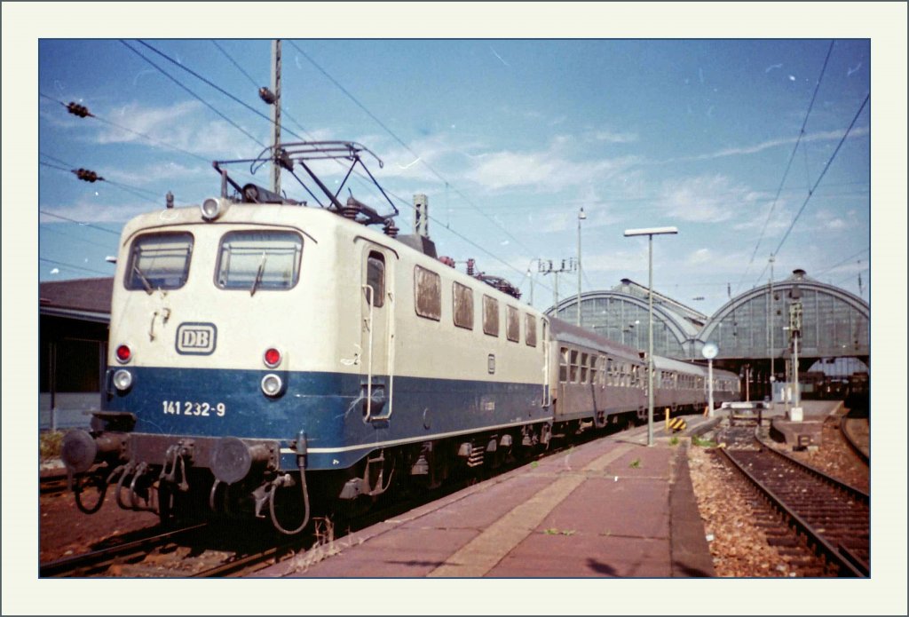 The 141 232-9 with a local train in Karlsruhe Main Station. 
18.05.1992