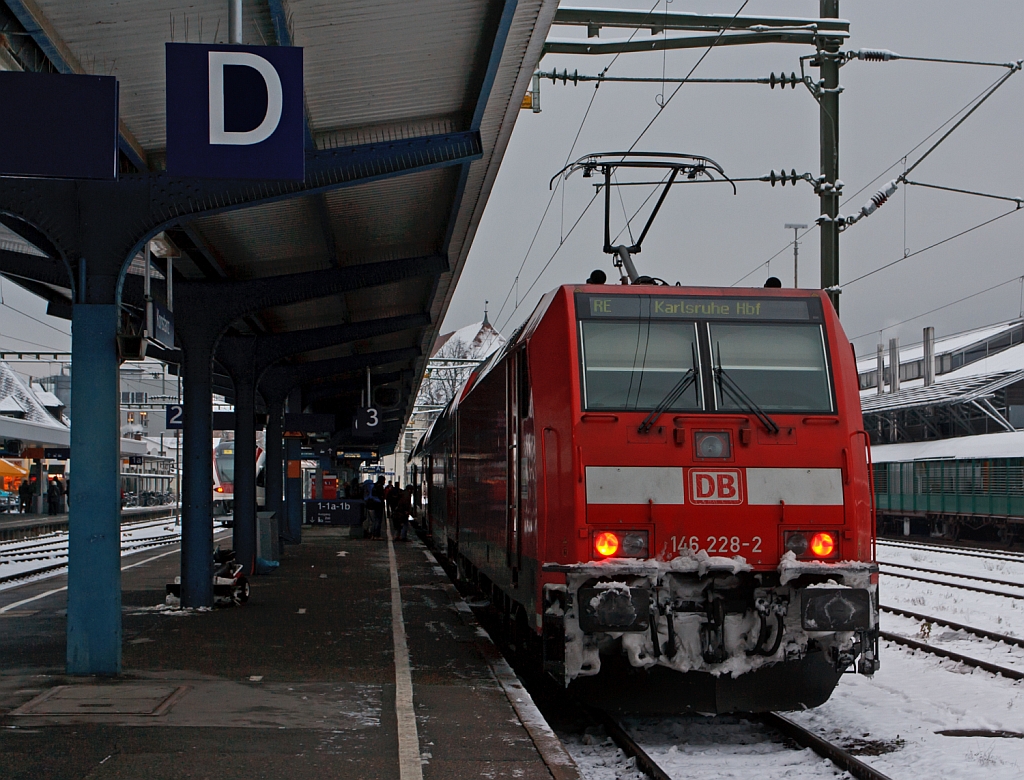 The 146228-2 stands ready with the RE 4712 at 08.12.2012 in Konstanz for departure to Karlsruhe Hbf.