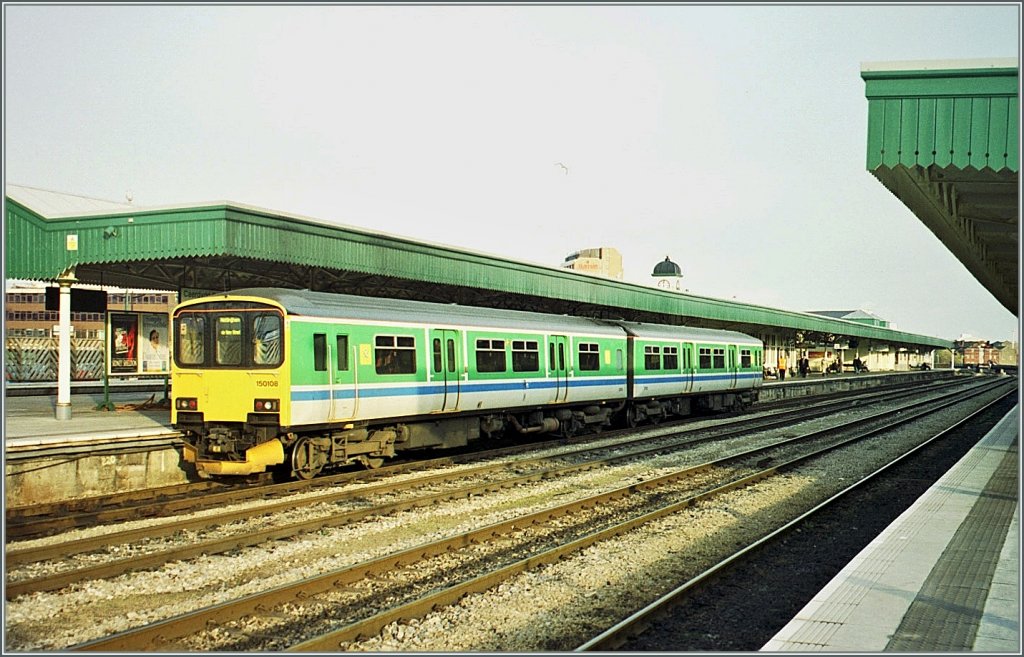 The 150 108 in the Cardiff Central Station. 
November 2000/analog picture from CD