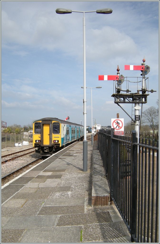 The 150 229 to St Ives is leaving St Erth Station. 
17.04.2008