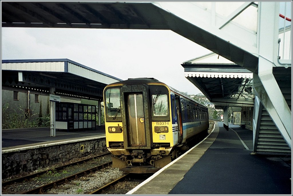 The 153 374 in Tenby. 
(November 2000/Picture from photo CD)