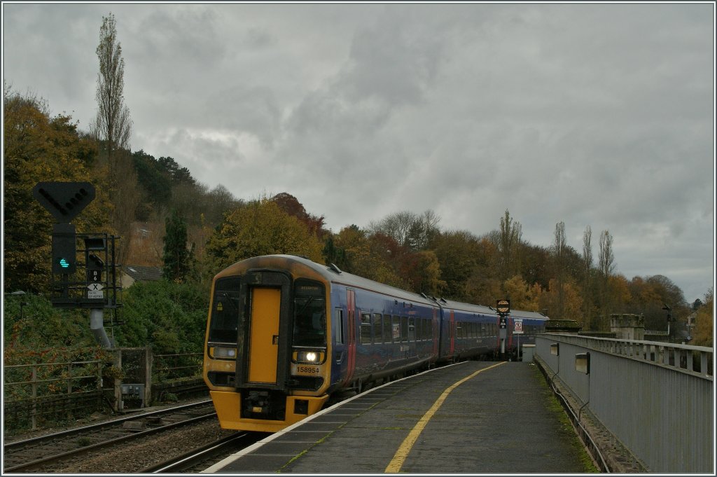 The 158 954 to Brighton is arriving at Bath (Spa).
13. 11.2012