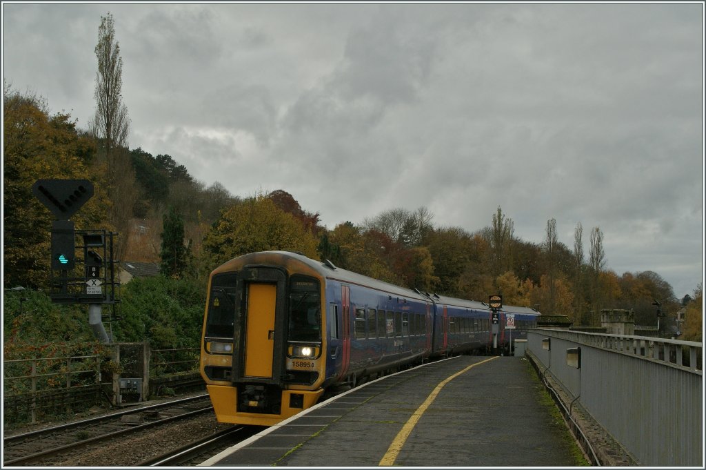 The 158 954 to Brighton is arriving at Bath (Spa).
13. 11.2012