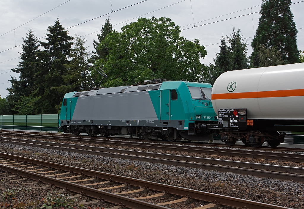 The 185 613-7 (A Leasinglok of the Royal Bank of Scotland Asset Finance) with a mixed freight train, 11/08/2011 runs on the right Rhein route to south, here just before Unkel, Germany.