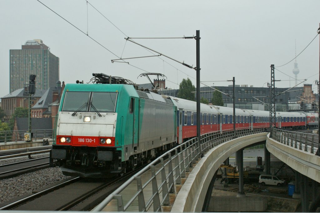 The 186 130-1 with a Russian Overnight-train is arriving at the Berlin Main Station .
14.09.2010