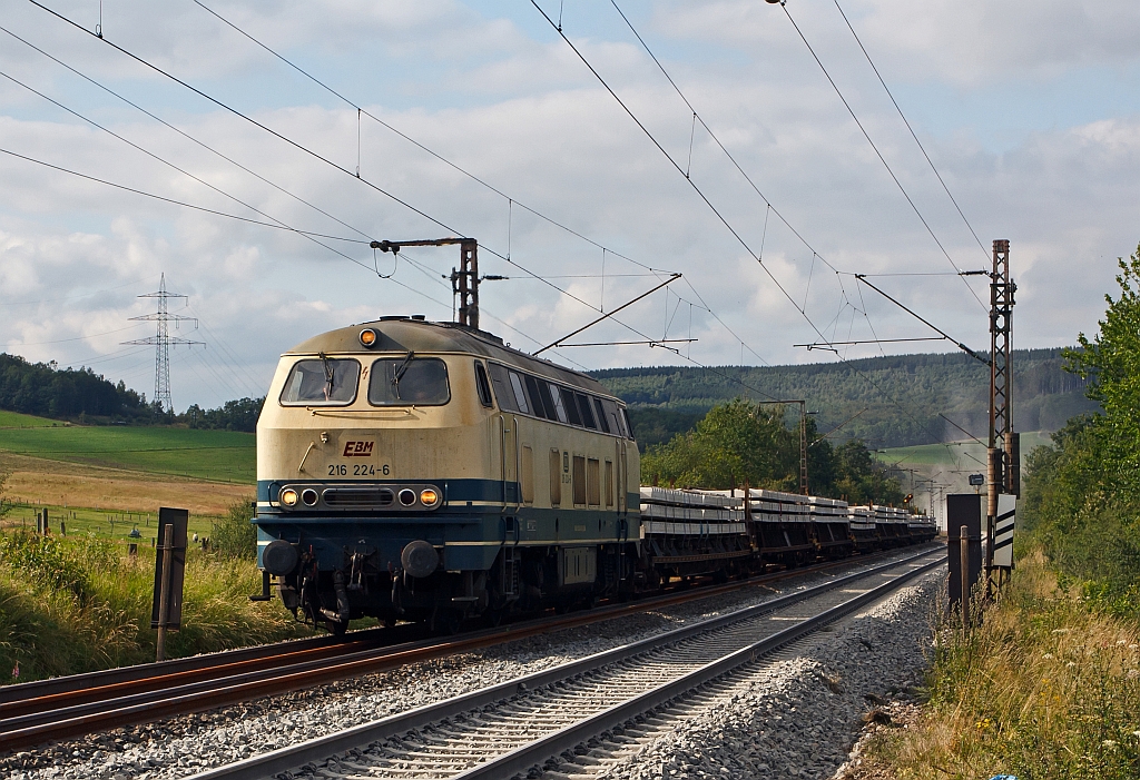 The 216 224-6 EBM Cargo (Gummersbach) comes with a sleepers train on 29.7.2011 from Siegen,  over the construction track, to Wilnsdorf-Rudersdorf (KBS 445).