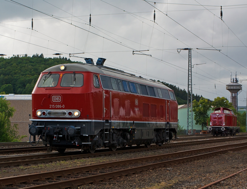 The 225 086-8 of the  Rheinische Eisenbahn (RE) passes on 08.07.2012 at Siegen (Kaan-Marienborn) towards Haiger.
Behind stands the V100 2299 ex DB 212 299-2 of the VEB (Vulkan-Eifel-Bahn).