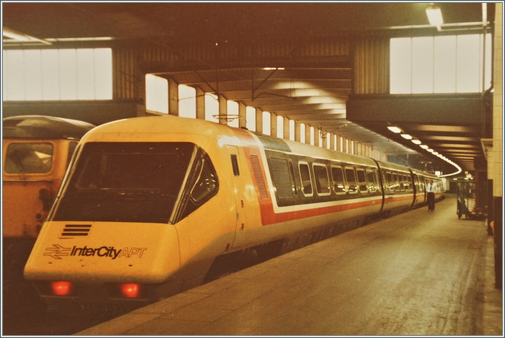 The 370 001 APT (Advanced Passenger Train) in London Euston 
19.06.1984 / pictured picture