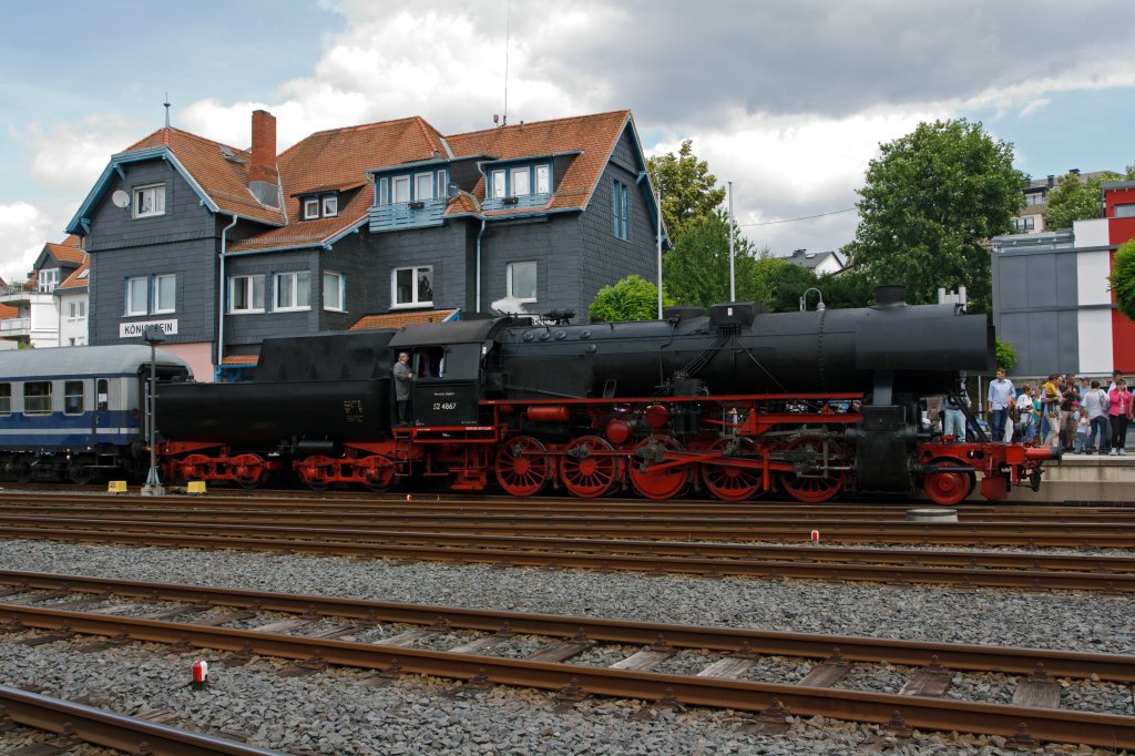 The 52 4867 by the Historic Railroad Frankfurt (HEF) is run by special train from Frankfurt-Hchst on 06.12.2011 into the station Knigstein / Taunus. Here was at the station festival on Pentecost 2011.