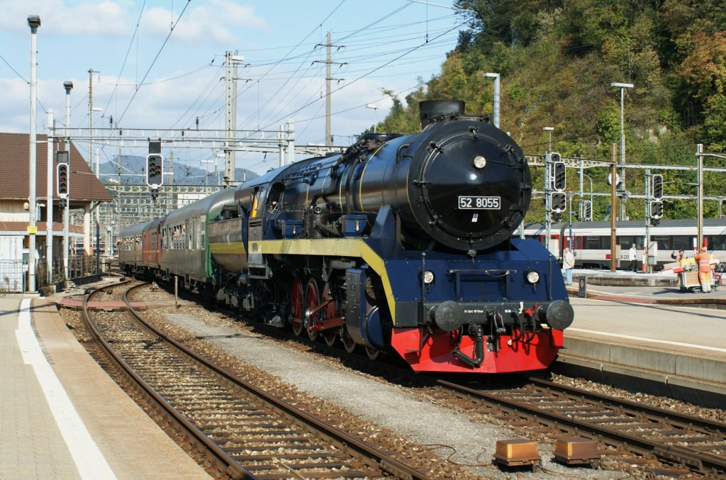 The 52 8055 arrives with his  Planddampf-train  in Olten.
02.10.2009