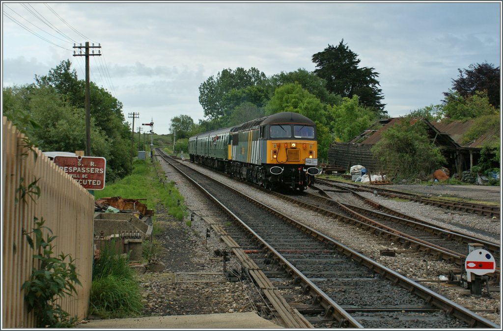 The 56 301 by the Swanage Railway Diesel Gala is arriving at Crofe Castle. 
08.05.2011