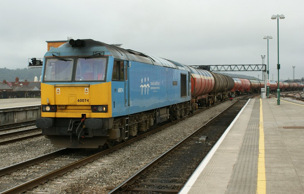 The 60 074 with a long cargo train in Cardiff. 
29.04.2010