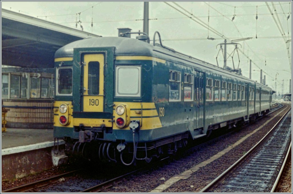 The AM 319 in Brussels Nord Station. 
(Summer 1985/Scanned negative)