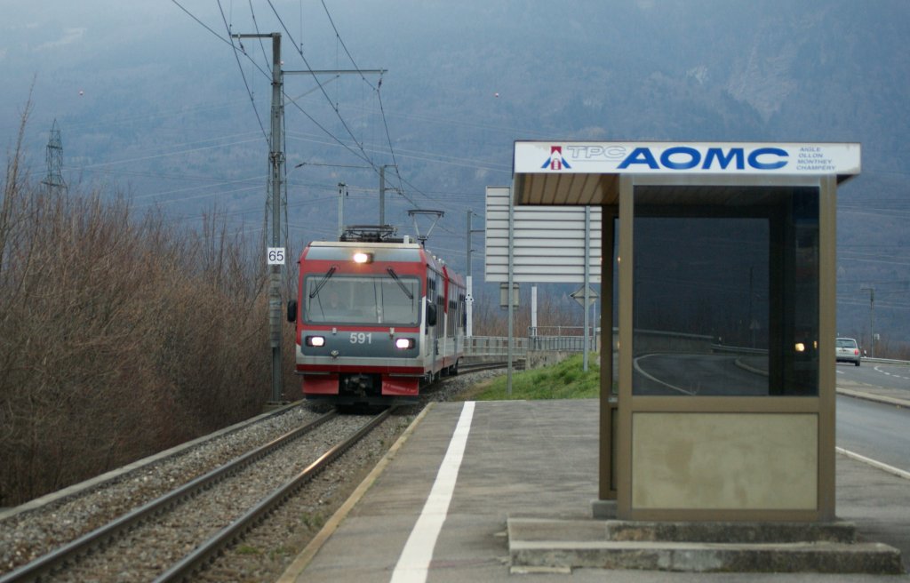 The AOMC local services is arriving at St-Triphon Gare. 
12.12.2009