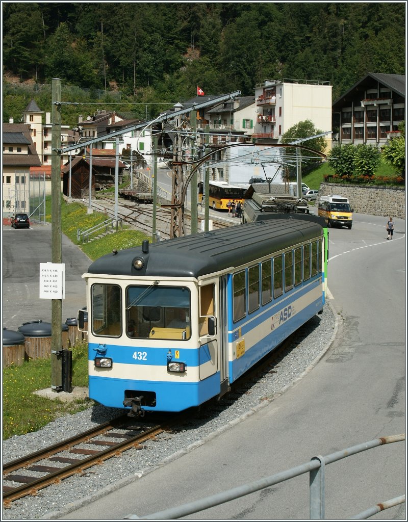 The ASD local train 441 is leaving Le Spey. 
05.08.2011