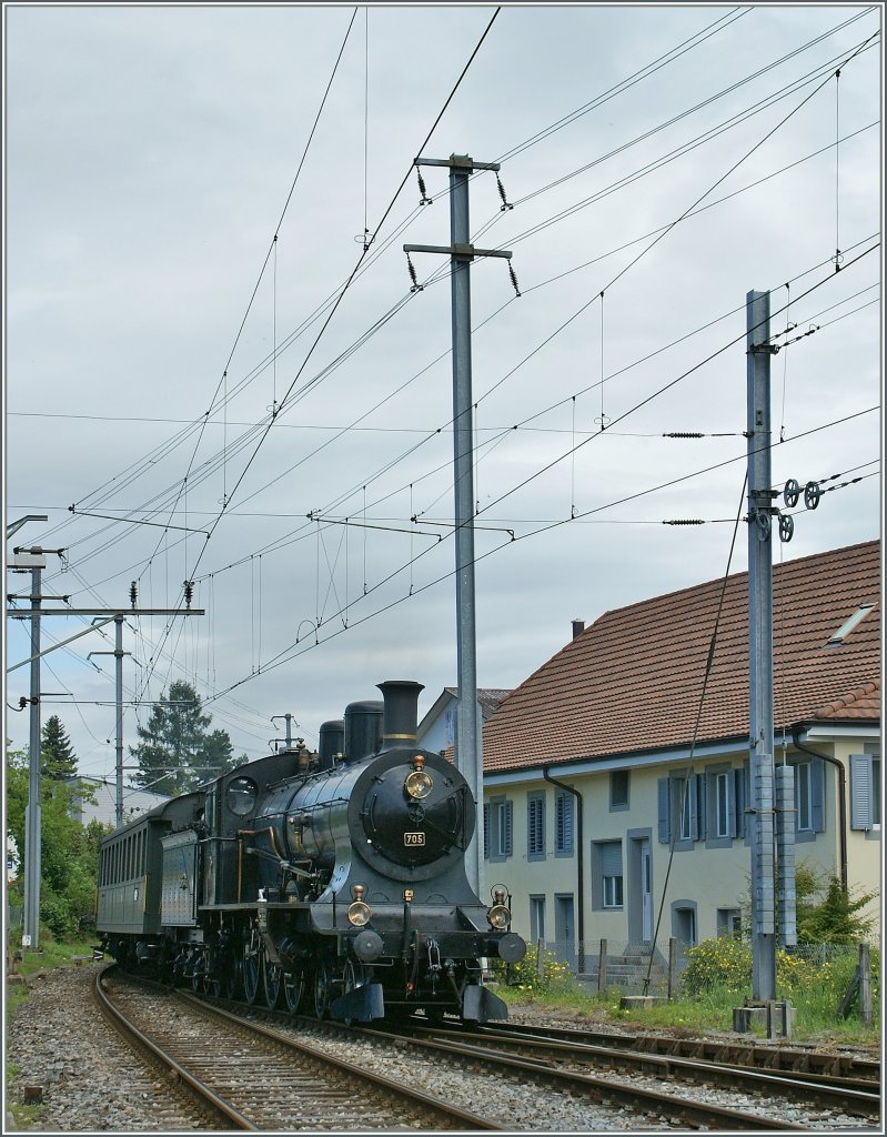 The B a 3/5 is arriving at Murten Station. 
25.06.2011