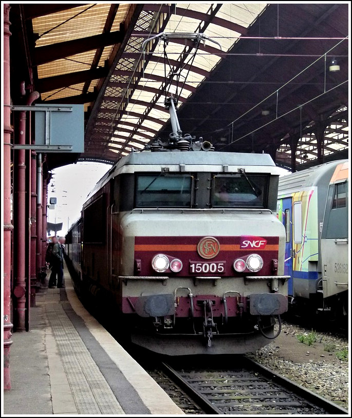 The BB 15005 is arriving with the IC 90  Vauban  in Strasbourg on October 31th, 2011.