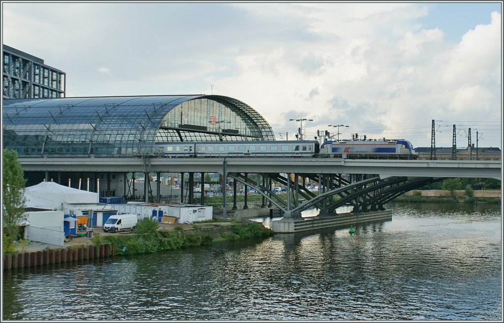 The Berlin-Warszawa-Express is leaving from the Berlin Main Station.
13.09.2010