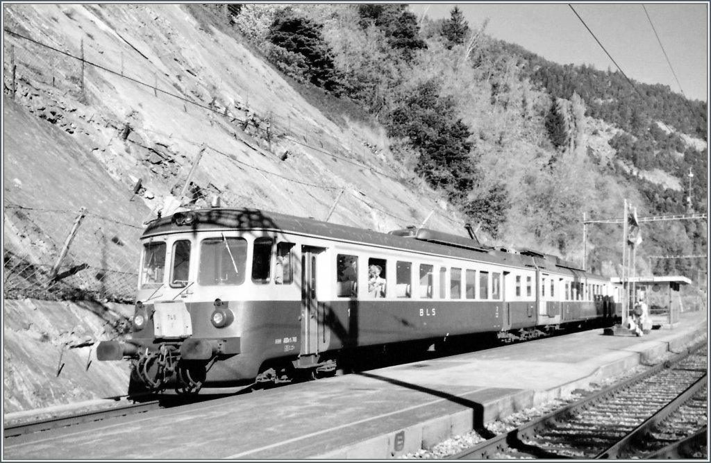 The BLS ABDe 4/8 (with Bt) makes a stop on the Hohtenn station.
scanned negative/Oktober 1995