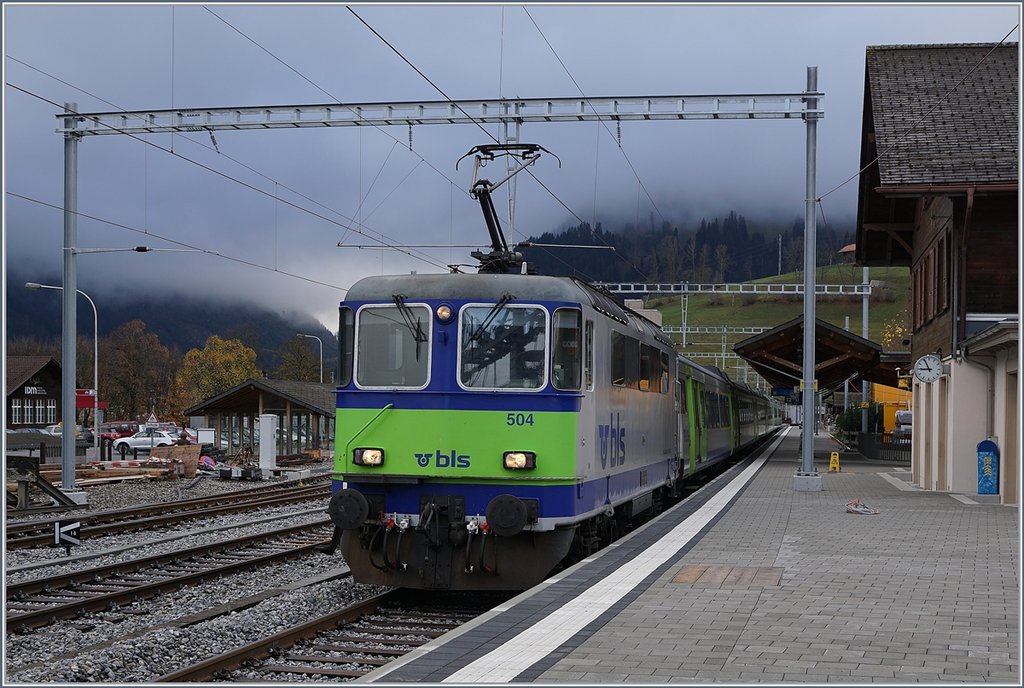 The BLS Re 4/4 II 504 in Zweisimmen.
30.10.2017