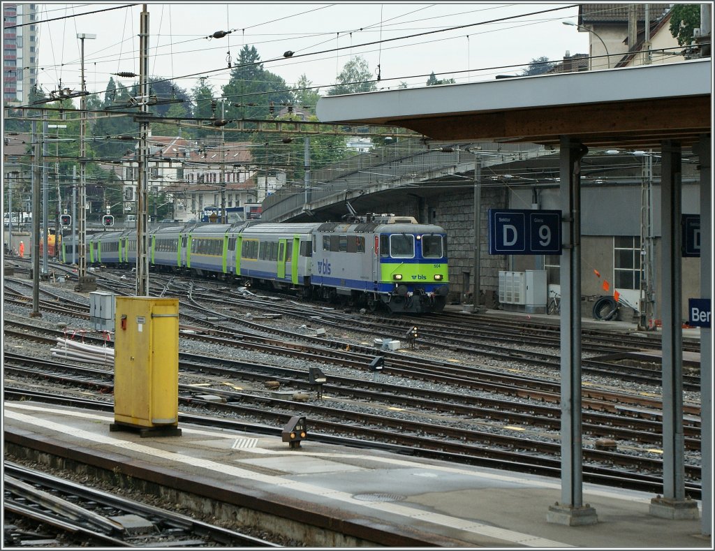 The BLS Re 4/4 II N 504 is arriving with an RE from Neuchtel in Bern's  Main Station.
03.08.2011